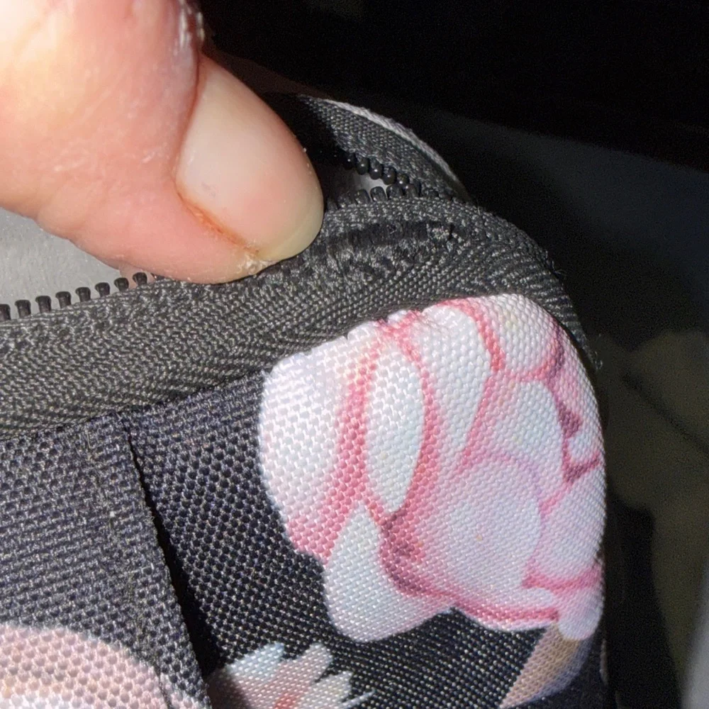 Mosiso laptop sleeve with a black base and peony floral pattern EUC